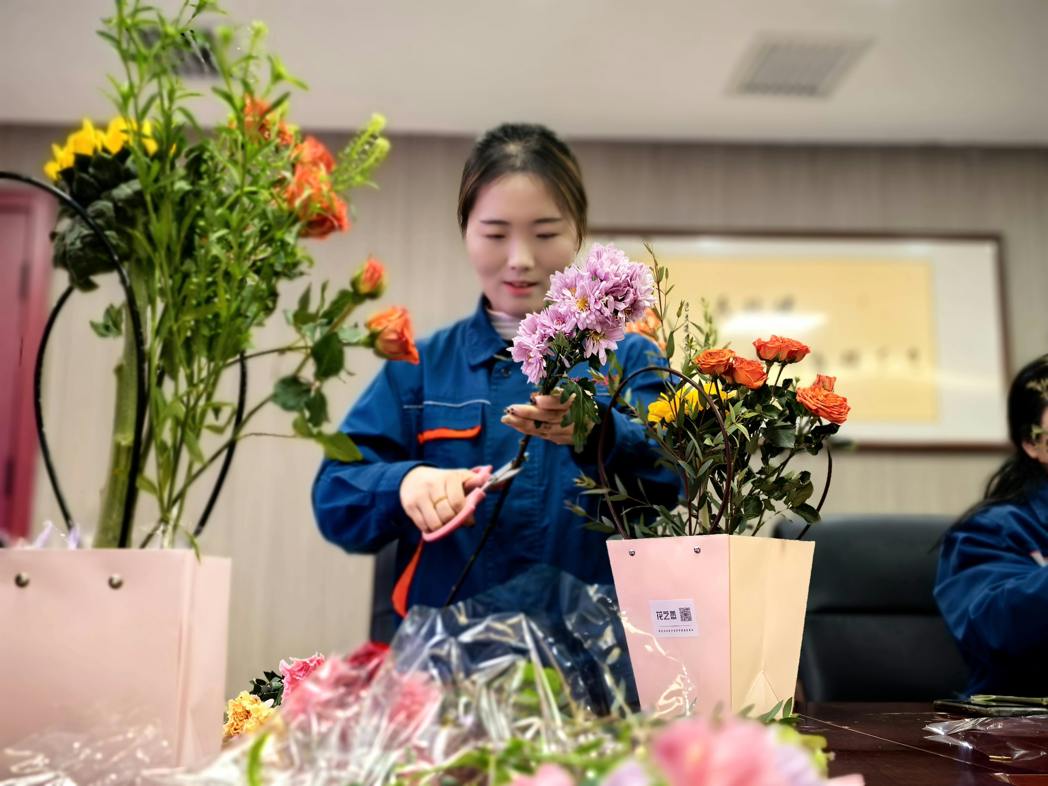 �������ഺ���뻨���衱�����½��¸���չ�����ˡ���Ů�ڲ廨�ֹ������